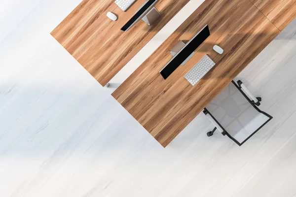 轻型木制电脑桌上的高级视图 办公椅站在灰色的木地板上 商业生活方式的概念 渲染模拟 — 图库照片