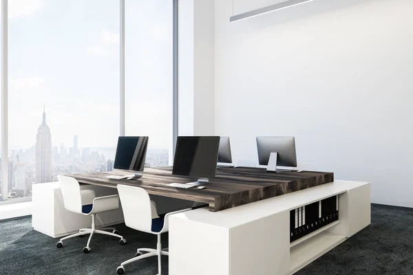 经理办公室内部与白色墙壁 木桌用计算机在他们 灰色地板和白色椅子 渲染模拟 — 图库照片