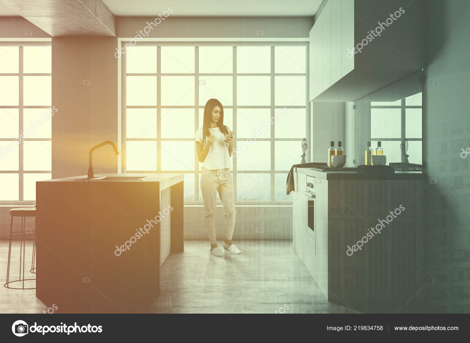 Femme Avec Smartphone Qui Dans Une Cuisine Moderne Avec Sol