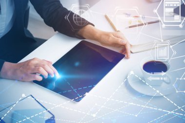 Tablet bilgisayar ofisinde çalışan işadamı elleri. Grafikler ve Internet simgeleri çift pozlama. Merhaba iş kavramı in teknoloji. Tonlu görüntü