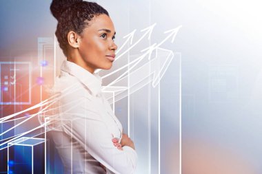 Çapraz kolları ile ayakta ve ileriye dönük kendine güvenen genç Afro-Amerikan işkadını yan görünüm. Çubuk grafik büyüyen sürükleyici arabirimi. Tonlu görüntü pozlama sahte katlayın