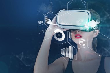 Genç kadın vr bardaklarda infographics arayüzü üzerinde koyu mavi arka planı arıyorum. Tonlu görüntü pozlama sahte katlayın. Nasa tarafından döşenmiş bu görüntü unsurları