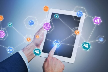 Üstten görünüm işadamı el ön planda bulut teknoloji arabirimiyle tablet bilgisayar kullanarak. Çift tonlu görüntü pozlaması.