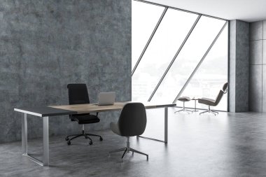 Beton duvarlar ve zemin, çatı penceresi, büyük gri ve ahşap masa laptop ve ziyaretçi sandalye ile ile minimalist Yöneticisi office iç. Yan görünümü. Pazarlama şirket kavramı. 3D render