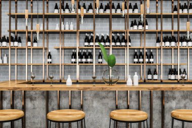 Gri tuğla duvarlar, ahşap masa ve sandalyeleri ile şık bar kapatın. Şişe raflarda. Küçük iş kavramı. 3D render