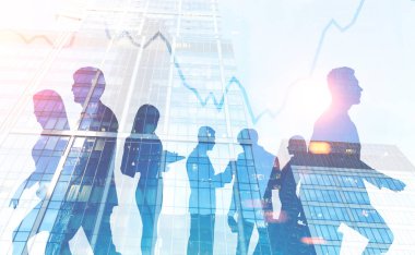 İş takım üyeleri siluetleri sabah şehir arka plan grafik ön planda büyüyen ile üzerinden. Borsa ve ekip çalışması kavramı. Çift tonlu görüntü pozlaması