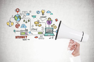 El Beyaz gömlekli bir megafon renkli Internet simgeleri ile beton duvara yakın tutan işadamı