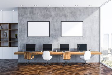 Gri duvar başlangıç ofis iç ahşap zemin üzerine dört bilgisayar ekranları ile uzun ahşap tablo ile. İki yatay sahte poster çerçeveleri kadar. 3D render