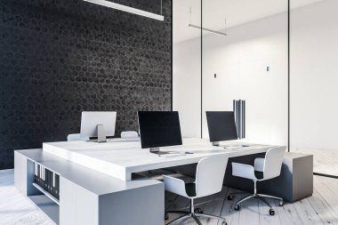 Siyah petek desen duvar, cam kapılar ve bej bilgisayar masaları ile modern bir ofis iç. 3D render kadar alay