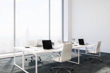Onları, gri zemin ve beyaz sandalye üzerinde dizüstü bilgisayarlar ile beyaz duvarlar, beyaz tablolarla Yöneticisi office iç. 3D render alay