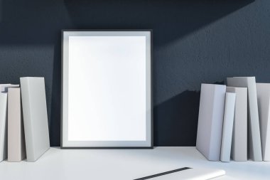Kitaplık boş kitap kapakları ve poster çerçevesi koyu gri duvara yaslanmış kadar dikey sahte. Reklam ve pazarlama kavramı. 3D render
