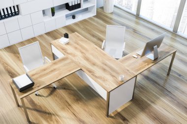 Üstten görünüm Gri duvarlar CEO'su ofis iç ahşap zemin, çatı windows, beyaz bilgisayar masaları ve gri kitaplık. 3D render