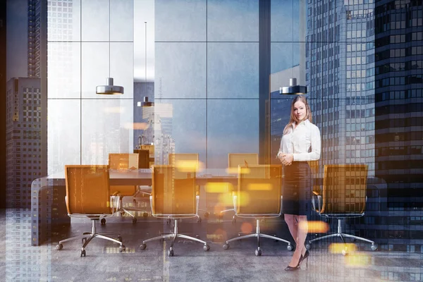 Blonde Geschäftsfrau Stilvollem Büro Besprechungsraum Mit Grauen Wänden Und Fußboden — Stockfoto