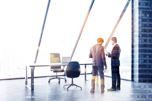 Hommes Affaires Parlant Dans Intérieur Bureau Gestionnaire Minimaliste Avec Fenêtre — Photo