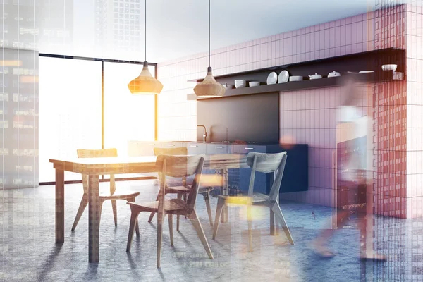 Mulher Caminhando Interior Cozinha Moderna Com Paredes Azulejo Rosa Bancadas — Fotografia de Stock