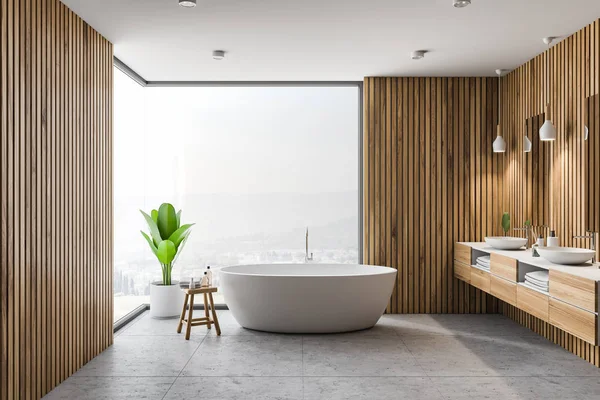 现代化的浴室内配有木墙 灰色地板 白色浴缸和双水池 全景窗口 — 图库照片