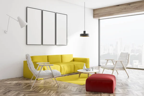 Weiße Wohnzimmereinrichtung Mit Holzboden Gelbem Sofa Weißen Und Roten Sesseln — Stockfoto