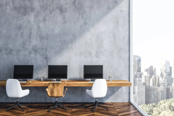 灰色墙启动办公室内部有木地板 长木桌上有三台电脑屏幕 小企业理念 渲染复制空间 — 图库照片