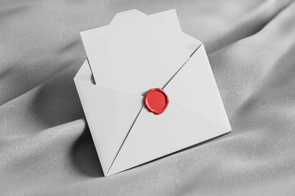 Açık Beyaz Zarf Kağıt Gri Pul Kırmızı Doku Üzerinde Yalan — Stok fotoğraf