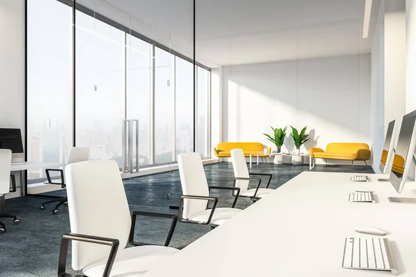 白い壁 ガラスの扉 白いパソコン テーブルと近代的なオフィスのインテリア ラウンジ エリアの レンダリングで黄色のソファー — ストック写真