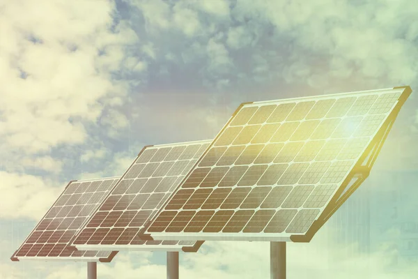 Wiersz Paneli Słonecznych Tle Błękitnego Nieba Zielonej Energii Odnawialne Zasoby — Zdjęcie stockowe