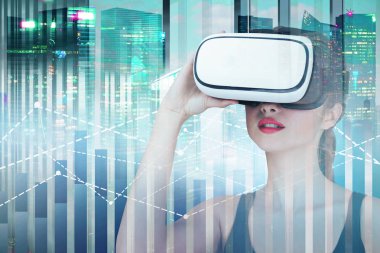 Grafikler ve hologram cityscape arka plan üzerinde bakarak vr gözlüklü genç kadın. Çift tonlu görüntü pozlaması