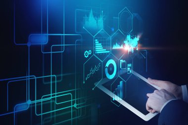 Tablet bilgisayar kullanarak işadamı elleri. Sürükleyici arayüzü iş infographics üzerinde koyu mavi arka plan ile. Görüntü çift pozlama Nasa tarafından döşenmiş bu görüntü unsurları tonda