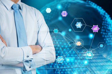 Tanınmayan işadamı beyaz gömlek ve mavi kravat dünya hologram internet şeyler simgeleri ile yakın Çapraz kollar ile ayakta. Çift tonlu görüntü pozlaması