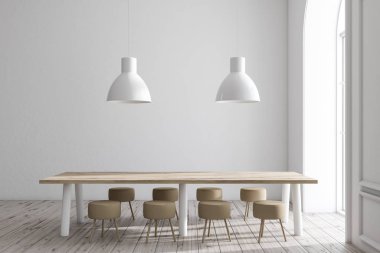 Modern yemek odası iç beyaz duvarlar, ahşap zemin, küçük sandalye ve kemerli pencere ile uzun tablo. 3D render