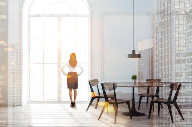 İşkadını şık yemek odası iç beyaz duvarlar, ahşap zemin, yuvarlak siyah ve ahşap masa ve sandalyeler ve kemerli pencere. Çift tonlu görüntü pozlaması