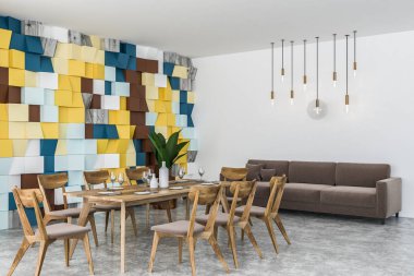 Renkli döşenmiş Duvar, beton zemin, uzun ahşap masa sandalye ve uzun bej kanepe ile şık yemek odası köşe. 3D render