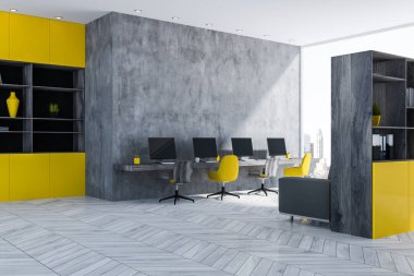 Beton duvarlar, Beyaz ahşap zemin, sarı ve ahşap kitaplıklar ve bilgisayar ekranlarında ile uzun tablo başlangıç ofis iç. 3D render kopya alanı