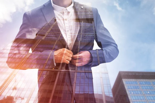 Αγνώριστος Επιχειρηματίας Κουμπώματος Του Κοστούμι Στέκεται Πέρα Από Αστικό Τοπίο — Φωτογραφία Αρχείου