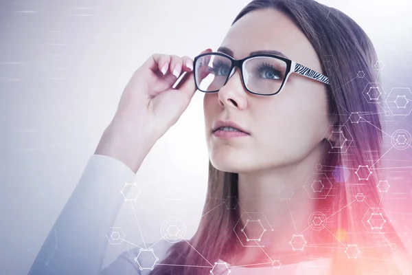 Inspiré Jeune Femme Affaires Lunettes Chemise Blanche Debout Près Mur — Photo