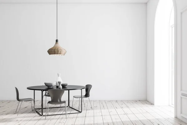 现代餐厅内部设有白色墙壁 白色木地板和带花瓶的黑色桌子 — 图库照片