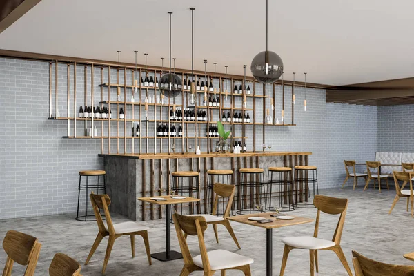时尚的酒吧和餐厅的内部 灰色砖墙 混凝土地板 木桌和凳子 架子上的瓶子 带椅子的小桌子 — 图库照片