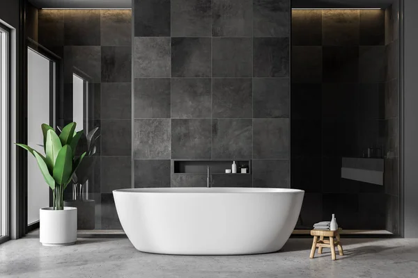 Interior Baño Moderno Con Paredes Azulejos Negros Suelo Hormigón Bañera —  Fotos de Stock