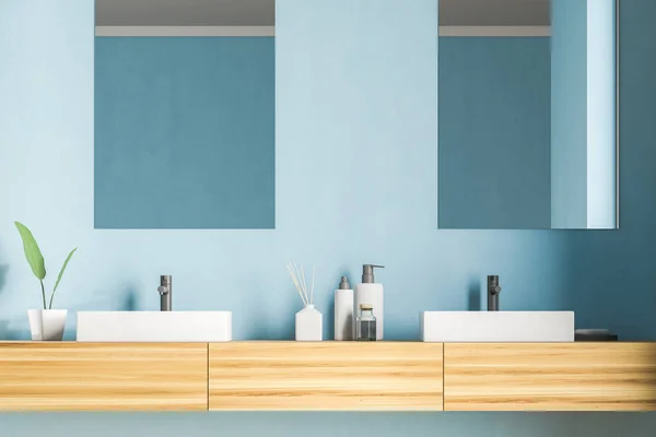 白角ダブル浴室の流しは 青い壁の部屋で上に長方形の鏡を木製のカウンターに立っています レンダリング — ストック写真