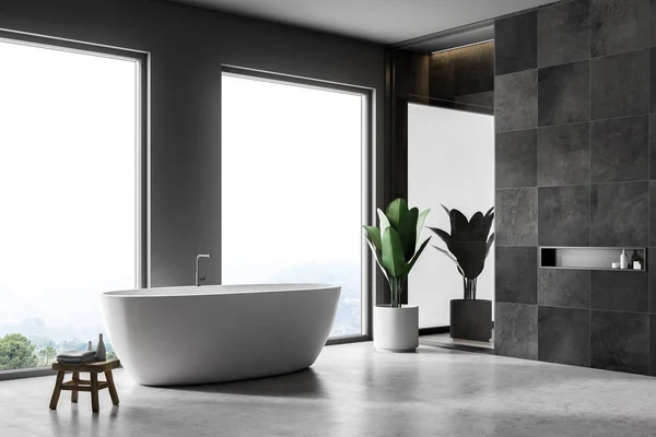 Esquina Baño Moderno Con Paredes Azulejos Negros Suelo Hormigón Bañera —  Fotos de Stock