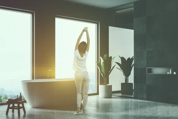 Vrouw Pyjama Permanent Hoek Van Moderne Badkamer Met Zwarte Tegel — Stockfoto