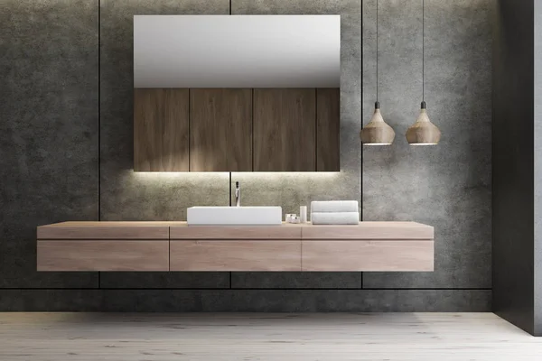 浴室内有混凝土墙壁 木地板和白色的角水槽站立在木台面上的水平镜子上面 — 图库照片