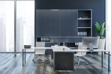 Koyu Gri duvarlar CEO'su ofis iç ahşap zemin, çatı windows, beyaz bilgisayar masaları ve gri kitaplık. Önden görünüm. 3D render