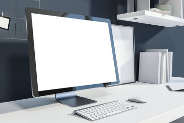 Bilgisayar ekran ayakta ev ofis koyu gri duvarlar ve beyaz tablo sahte. Reklam ve ev konseptinden çalışma. 3D render