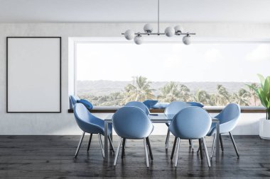 Beyaz duvarları, ahşap zemin, tropik manzaralı panoramik pencerelere ve mavi sandalye ile siyah tablo ile şık yemek odası iç. Dikey poster çerçeve 3d render kadar sahte