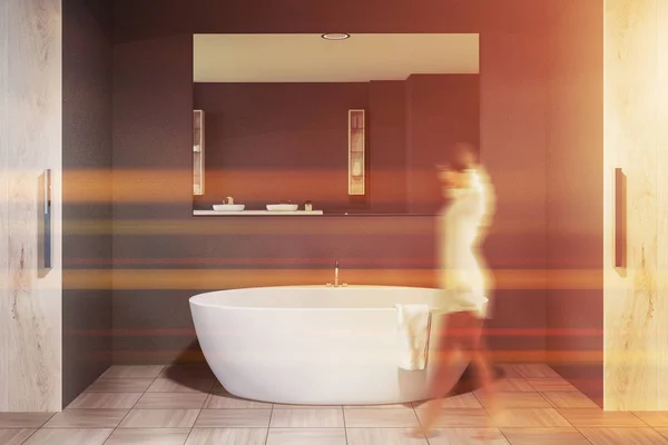 Gri Duvar Banyo Yuvarlak Küvet Yatay Ayna Üstünde Asılı Kiremitli — Stok fotoğraf