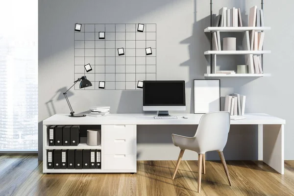 Interior Escritório Acolhedor Casa Com Paredes Cinzentas Piso Madeira Mesa — Fotografia de Stock