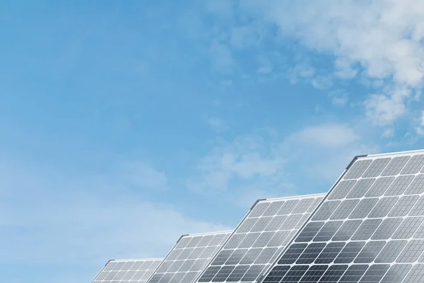 Diagonale Rij Van Zonnepanelen Blauwe Hemelachtergrond Groene Energie Hernieuwbare Hulpbronnen — Stockfoto