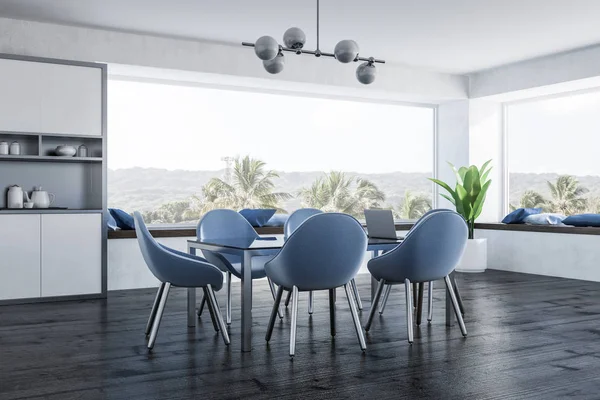 Angolo Elegante Sala Pranzo Con Pareti Bianche Pavimento Legno Finestre — Foto Stock