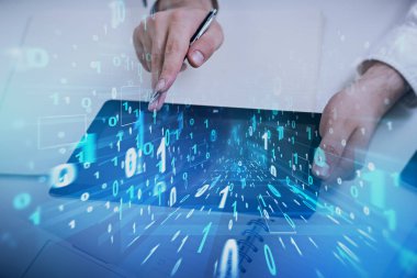Üstten görünüm adam el ile ikili sayılar ondan ortaya çıkan tablet bilgisayar kullanarak. Merhaba teknoloji kavramı. Çift tonlu görüntü pozlaması