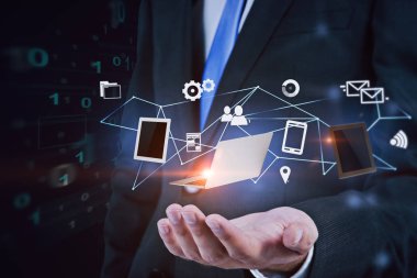 Giyen işadamı takım elbise ve kravat ağı becerikli alet ve Internet simgeleri mavi arka plan üzerinde tutan mavi. Çift tonlu görüntü pozlaması